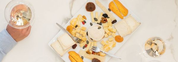 Compare 5 champagnes with cheese and charcuterie-photo
