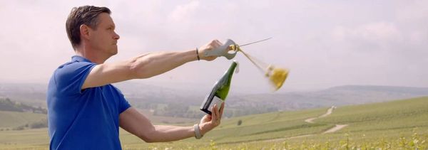 Sabrage et dégustation dans les vignes-photo