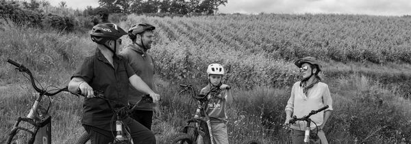 Fahrt mit dem Tretroller durch die Weinberge-photo