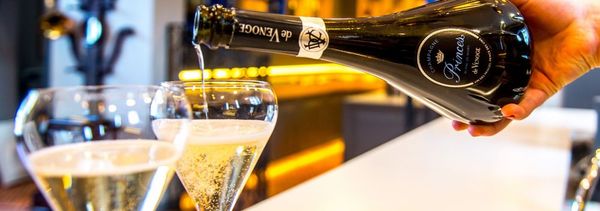 Verkostung von 2 Princes-Gläsern-photo