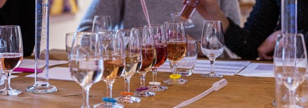 Stellen Sie Ihren eigenen Rosé zusammen-photo
