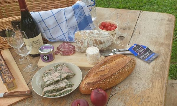 Picknick aan de wijntafel van het Château-photo