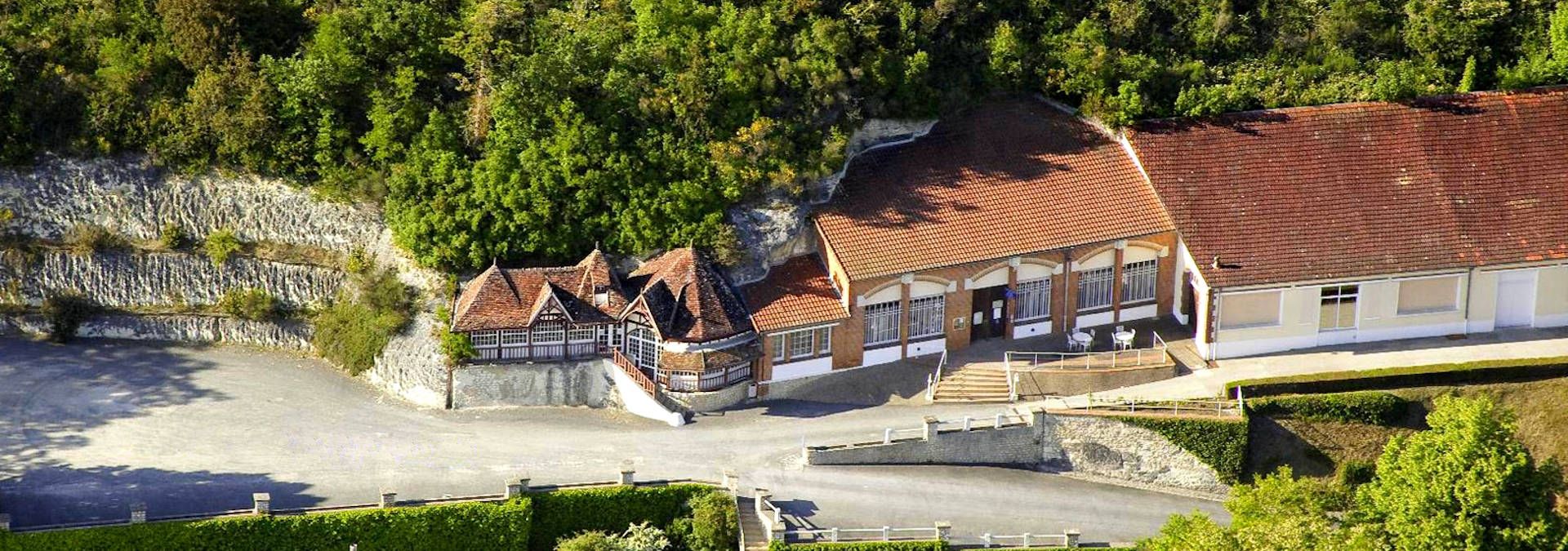 Les Caves Monmousseau - Rue des Vignerons