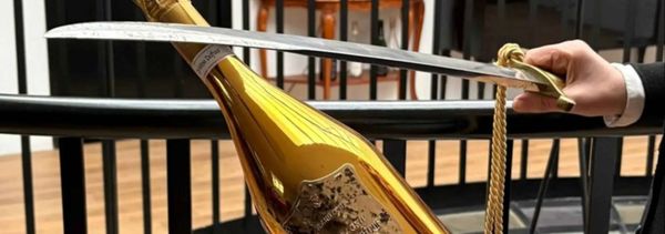 Sabrage champagne Caroline Dufour  Gold-photo